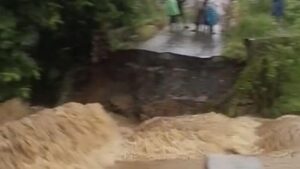 Jembatan Penghubung di Tanah Laut Putus Diterjang Banjir, Satu Warga Tewas