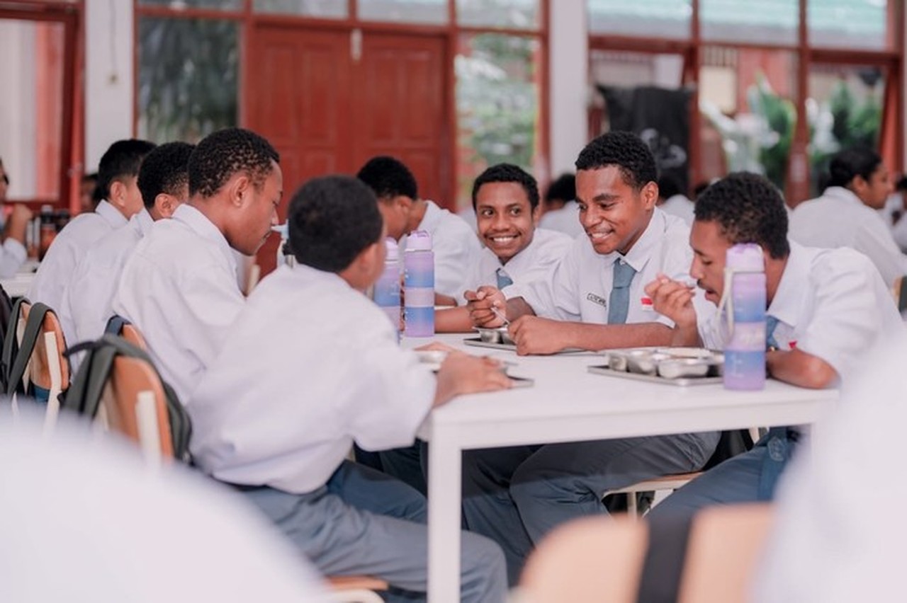 Alfius Jrifenth Mote: Dari Penjual Pinang di Jayapura Menuju Pendidikan Gratis Berkualitas