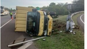 Sopir Truk Boks Kaget DSalip Pajero, Banting Setir Hingga Terbalik di Tol Jagorawi
