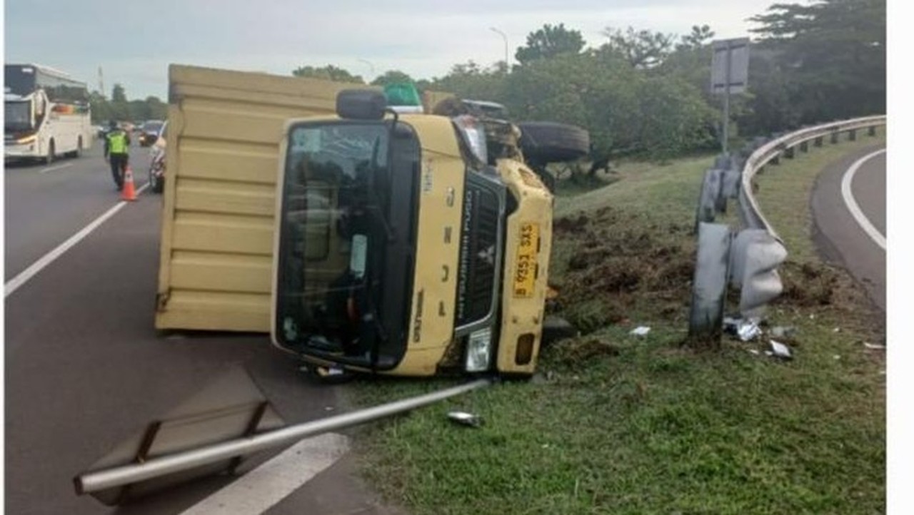 Sopir Truk Boks Kaget DSalip Pajero, Banting Setir Hingga Terbalik di Tol Jagorawi