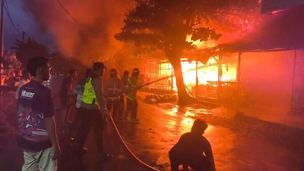 Kebakaran Pasar Pagi Pemalang: Ratusan Lapak Ludes, Polisi Bantu Evakuasi Barang Pedagang