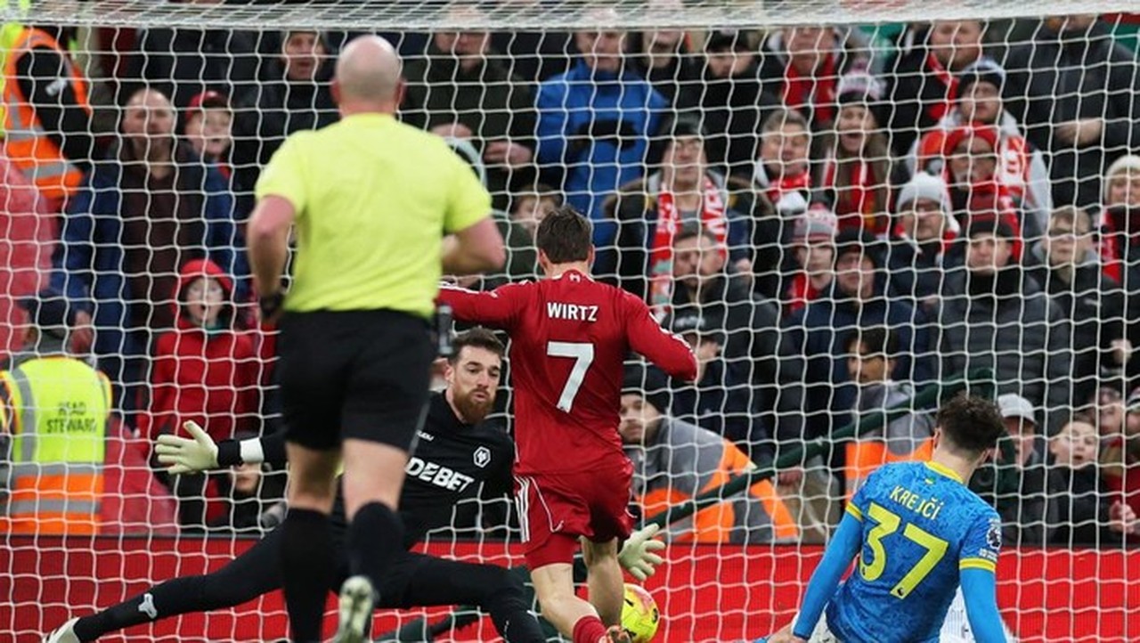 Babak I Tuntas: Liverpool Sementara Ungguli Wolves 2-0 Berkat Gol Gravenberch dan Wirtz