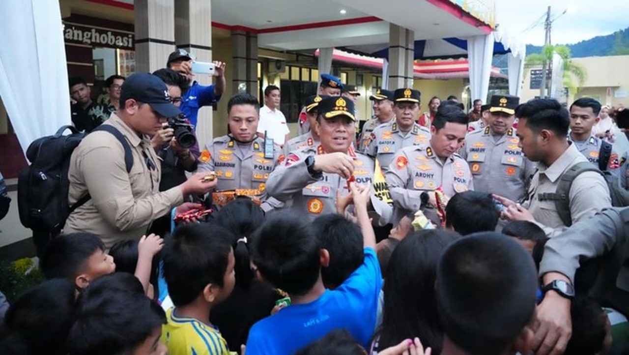 Wakapolri Dedi Prasetyo Tinjau Tapteng, Prioritaskan Pembukaan Jalur Logistik Pascabanjir