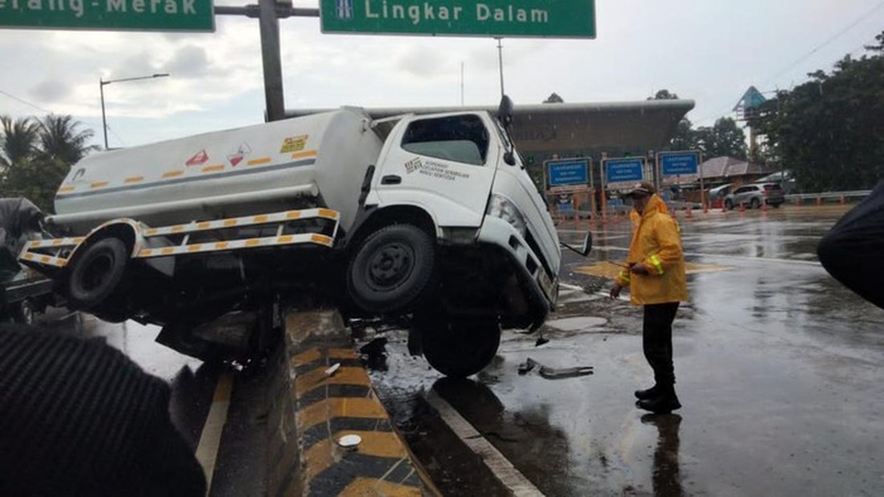 Truk Tangki Oleng di Tol JORR Meruya, Sopir Diduga Kurang Konsentrasi Truk Tangki Oleng di Tol JORR Meruya, Sopir Diduga Kurang Konsentrasi