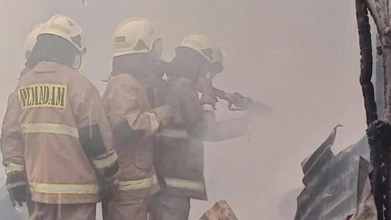 Papan Billboard Sarinah Terbakar Diduga Akibat Korsleting Listrik, Damkar Berhasil Padamkan Api