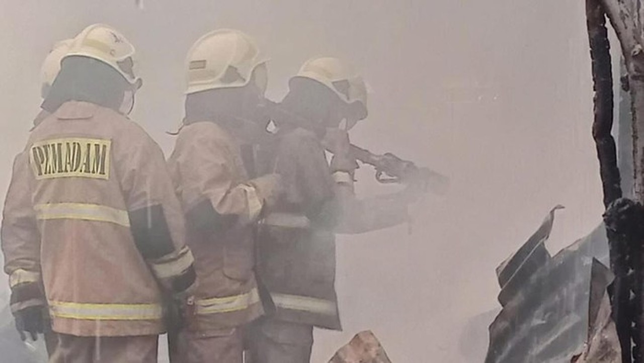 Papan Billboard Sarinah Terbakar Diduga Akibat Korsleting Listrik, Damkar Berhasil Padamkan Api