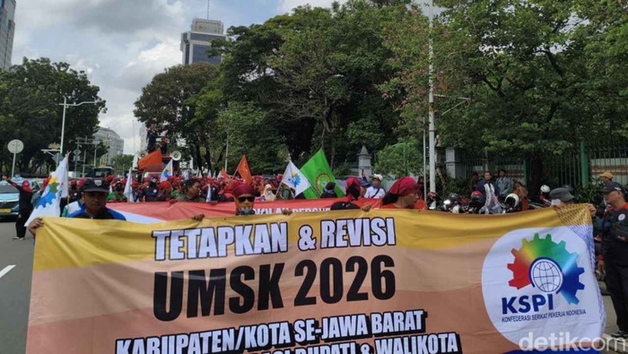 Buruh Geruduk Patung Kuda Tolak UMP 2026, Desak Revisi Upah Minimum DKI Jakarta