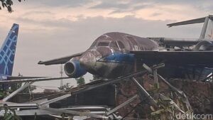 Sayap Pesawat Bekas Terhempas Puting Beliung Timpa Atap Rumah Warga di Bogor