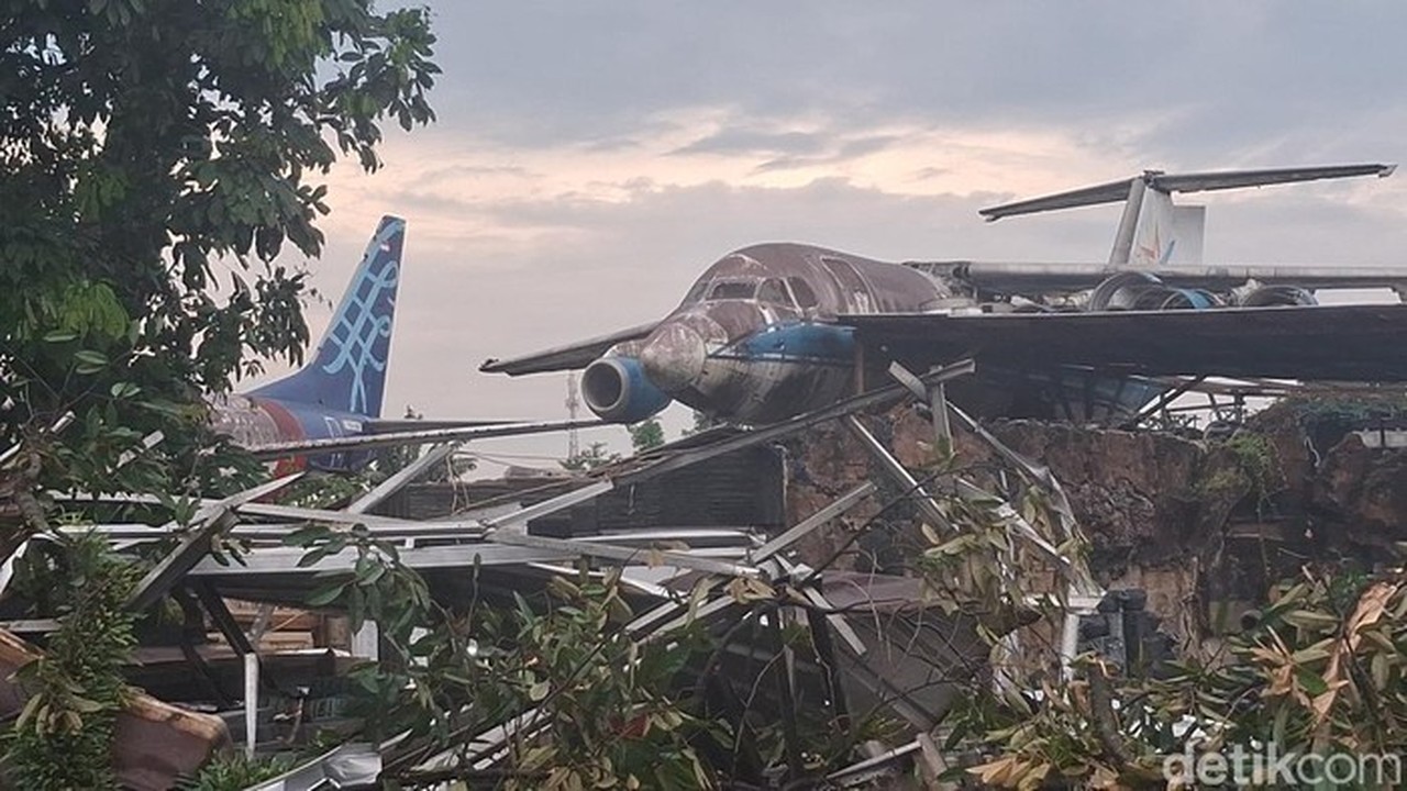 Puting Beliung Bogor: Sayap Pesawat Bekas Terhempas Timpa Rumah Warga Puting Beliung Bogor: Sayap Pesawat Bekas Terhempas Timpa Rumah Warga