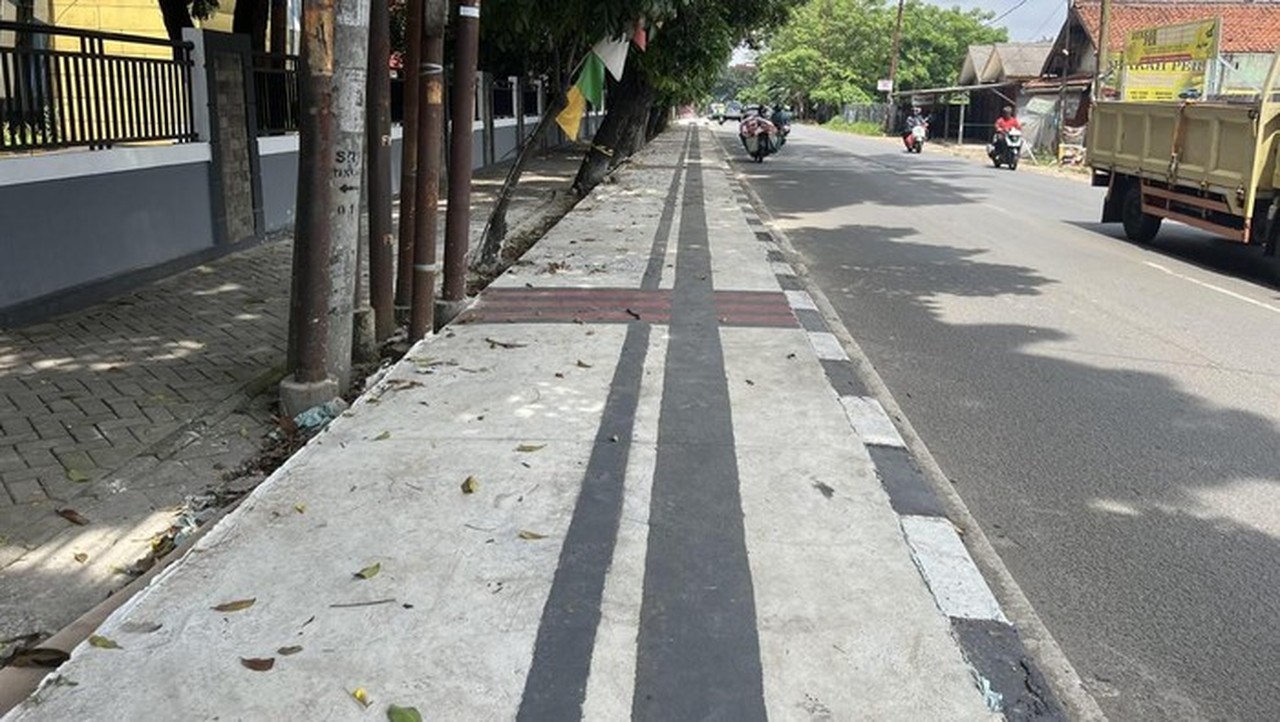 Pemprov Banten Jelaskan Pengecatan Trotoar Mirip Guiding Block, Pemasangan Asli Tahun Depan