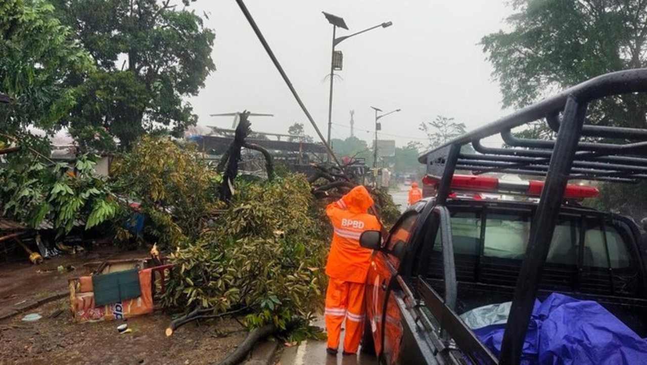 Angin Kencang Terjang Kemang Bogor, Pohon Tumbang dan Sejumlah Bangunan Rusak