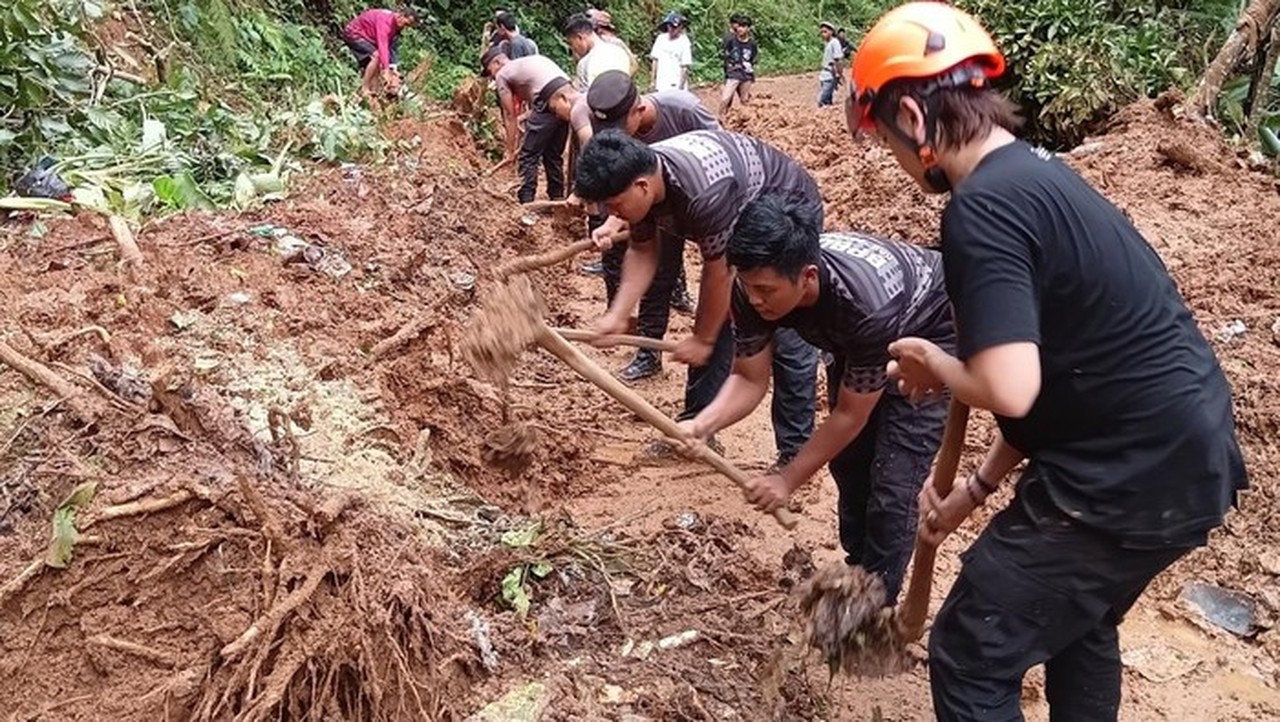 Longsor Terjang Dua Desa di Pandeglang, 6 Rumah Rusak dan Akses Jalan Terputus Akibat Hujan