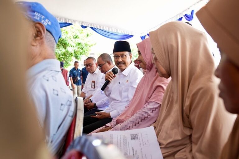Mensos Pastikan Penyaluran Bansos Tetap Berjalan Lancar Meski Libur Akhir Tahun Mensos Pastikan Penyaluran Bansos Tetap Berjalan Lancar Meski Libur Akhir Tahun