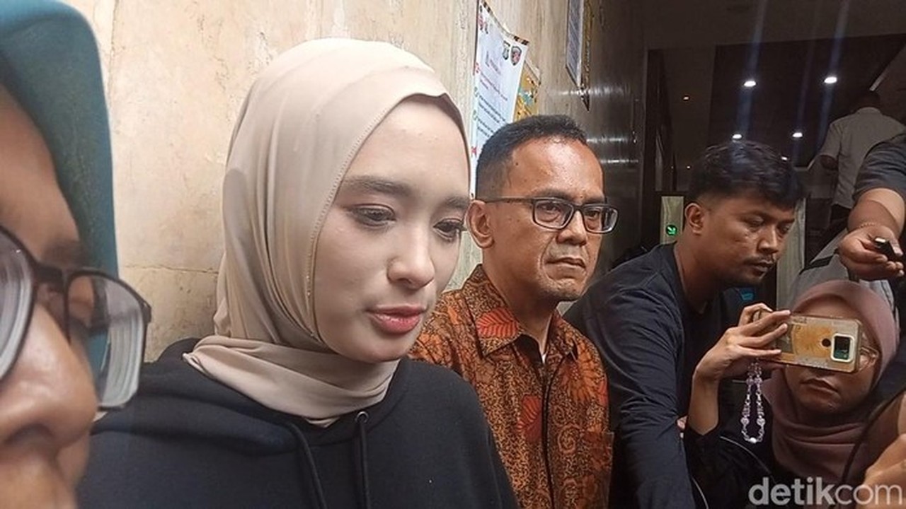 Inara Rusli Berharap Damai dengan Wardatina Mawa, Proses Hukum Tetap Berjalan Inara Rusli Berharap Damai dengan Wardatina Mawa, Proses Hukum Tetap Berjalan