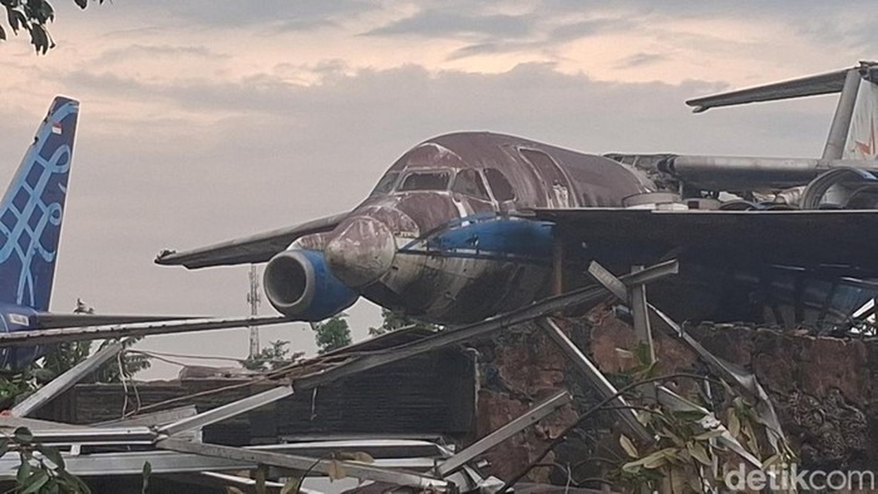 Sayap Pesawat Bekas Terempas Puting Beliung di Bogor, Evakuasi Tunggu Alat Berat