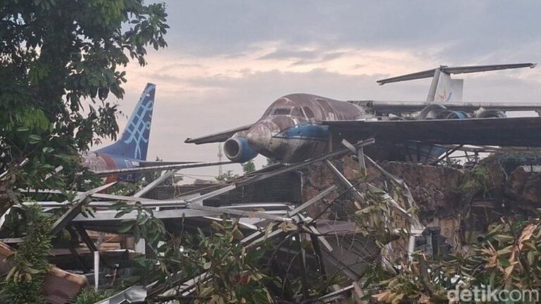 Puting Beliung Terjang Bogor, Sayap Pesawat Bekas Hancurkan 30 Rumah Warga