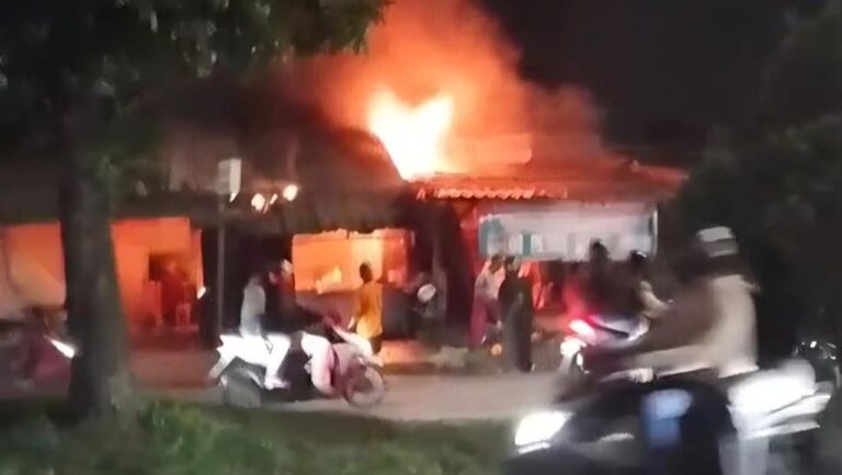Rumah Makan di Katulampa Bogor Dilalap Api, Dua Pegawai Dilarikan ke Puskesmas
