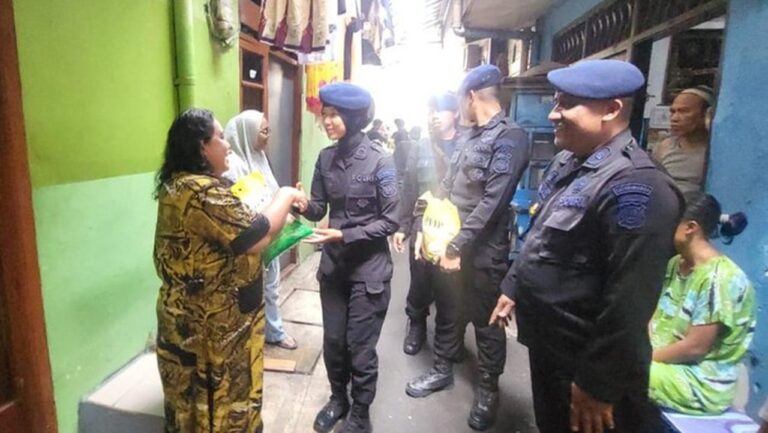 Brimob Polda Metro Jaya Salurkan 625 Kg Beras untuk Warga Kebon Sirih, Jakarta Pusat